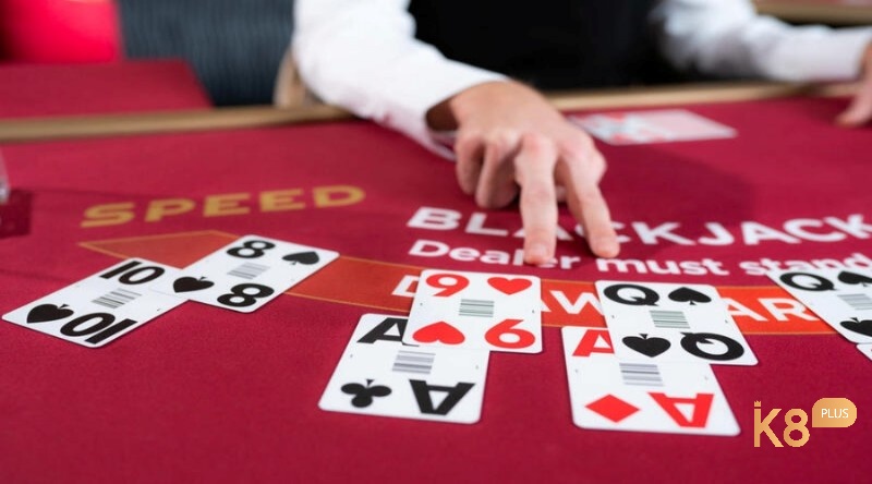 Người chia bài trong casino gọi là gì? Tố chất của Dealer