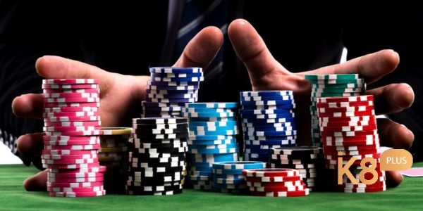 Theo cách chơi poker online bạn có thể đặt số tiền đầu tiên nếu bạn là người đầu tiên cược