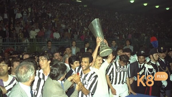 Juventus lần đầu vô địch C2 là vào mùa giải 1976/77