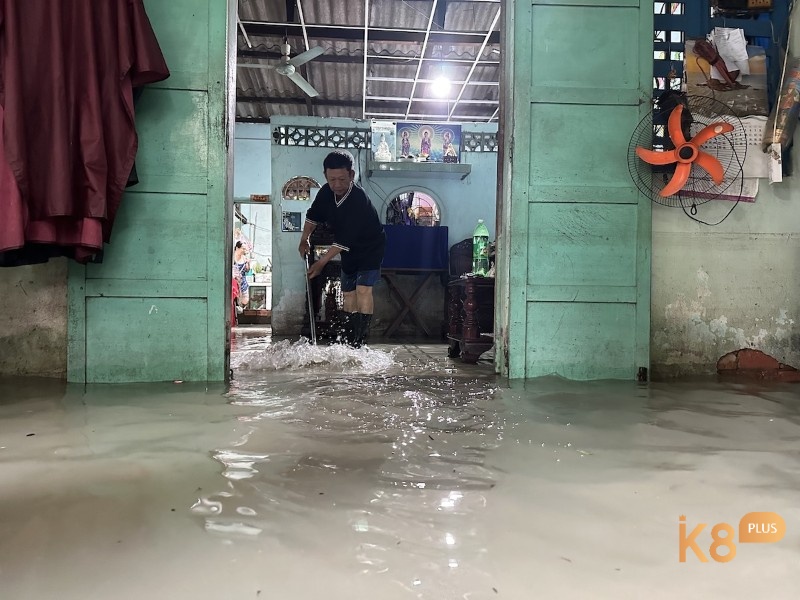 Ngủ mơ thấy lũ lụt tràn vào nhà ám chỉ những điều không tốt đến với gia đình bạn