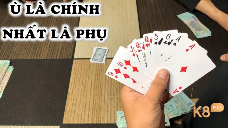 Quan sát trộn bài là cách chơi phỏm bịp tận dụng cho hiệu quả cách đánh cao