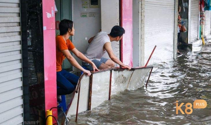 Từ ngữ cảnh chiêm bao thấy nước tràn vào nhà để xác định điềm báo chính xác